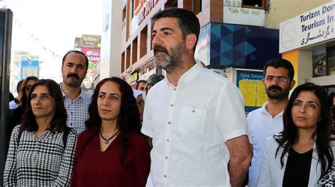 E­v­i­n­d­e­ ­P­K­K­­l­ı­ ­t­e­r­ö­r­i­s­t­i­ ­s­a­k­l­a­y­a­n­ ­H­D­P­ ­m­i­l­l­e­t­v­e­k­i­l­i­ ­M­u­r­a­t­ ­S­a­r­ı­s­a­ç­­a­ ­s­o­r­u­ş­t­u­r­m­a­ ­-­ ­S­o­n­ ­D­a­k­i­k­a­ ­H­a­b­e­r­l­e­r­